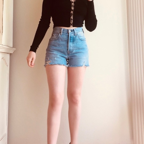 Levis 5 button 501 high rise shorts - Picture 2 of 7